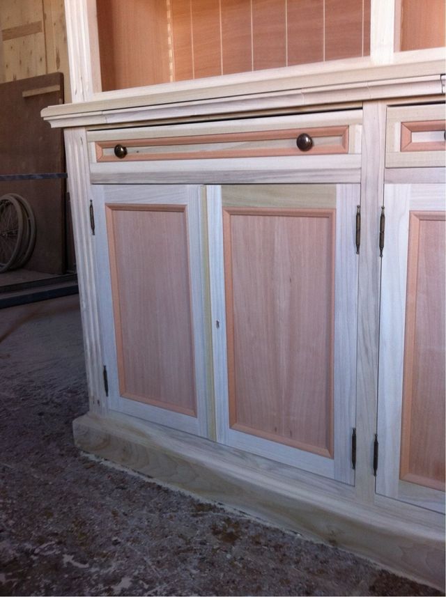 Libreria bianca e grigia in legno