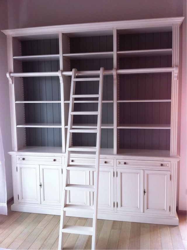 Libreria bianca e grigia in legno