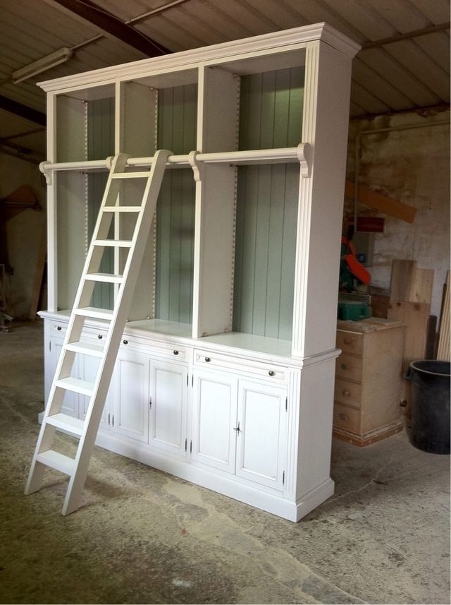 Libreria bianca e grigia in legno