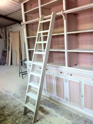 Libreria bianca e grigia in legno