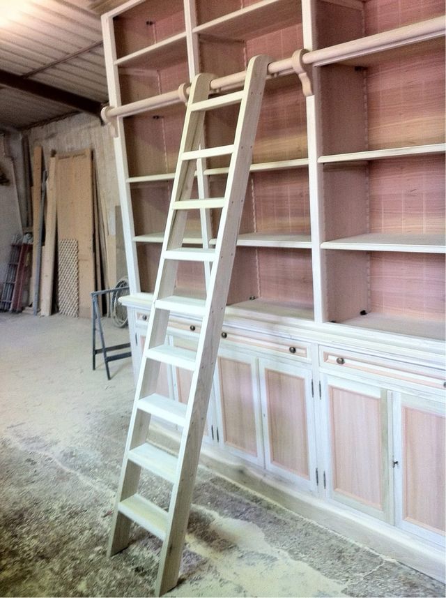 Libreria bianca e grigia in legno