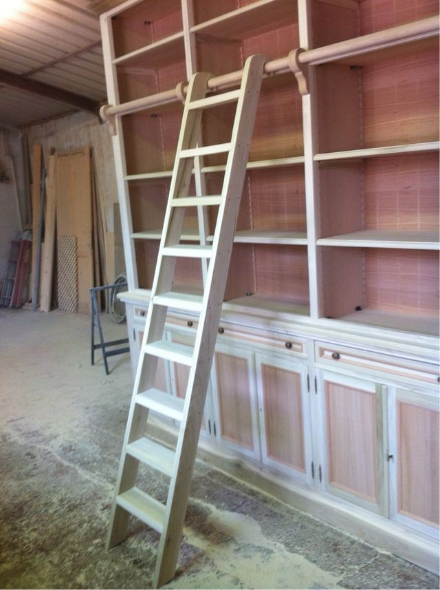 Libreria bianca e grigia in legno