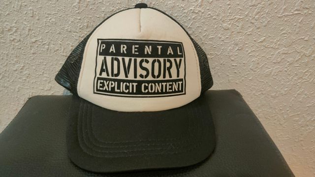 Gorra Parental Advisory - Blanca y Negra