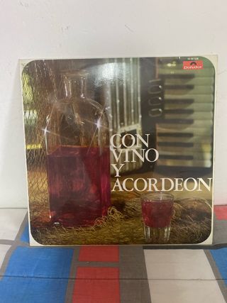 Vinile con vino e fisarmoniche