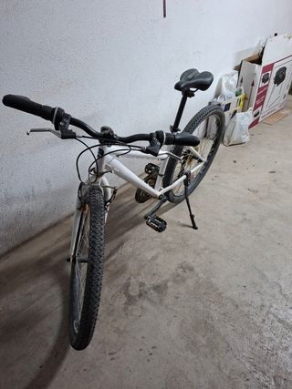 Bicicleta B'Twin MTB blanca, talla S + Set limpiez