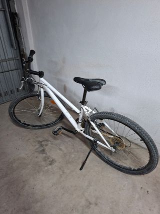Bicicleta B'Twin MTB blanca, talla S + Set limpiez