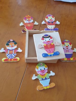 Juegos infantiles de madera y cuento con puzzle