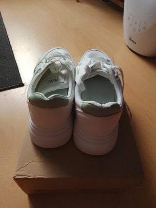 Zapatillas deportivas blancas y verdes