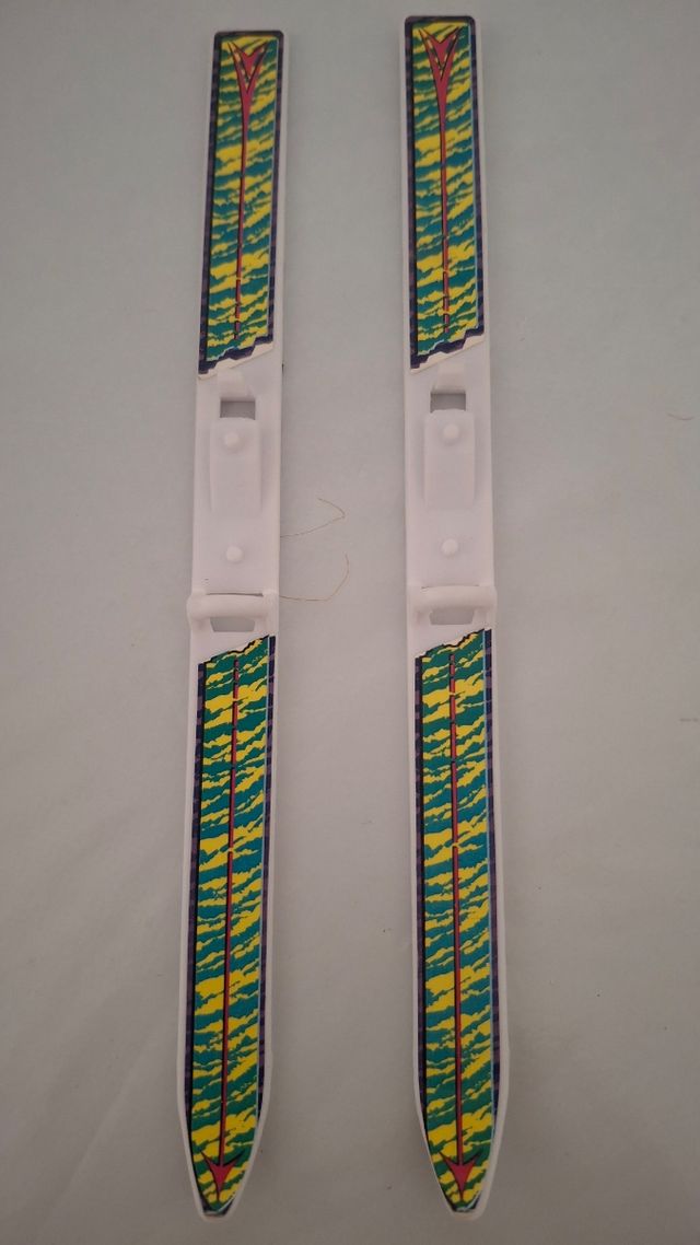 Esquís y bastones muñeca