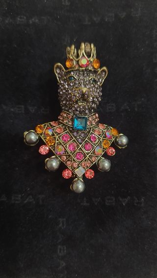 Broche con cabeza de pantera . Estilo Moretto