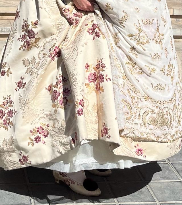 Traje Fallera: Beige y Dorado