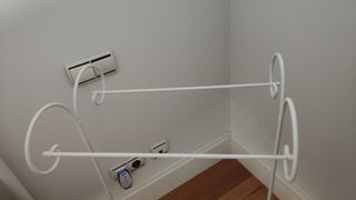 Colgador de ropa blanco de forja lacada