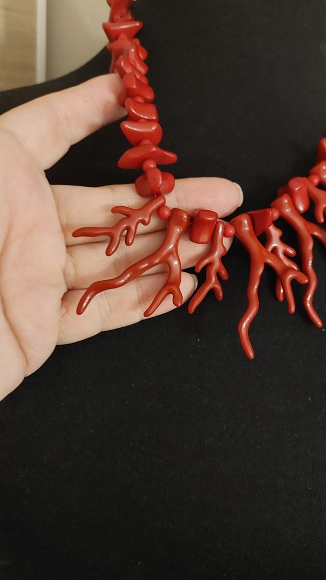 Collar rojo ramas coral