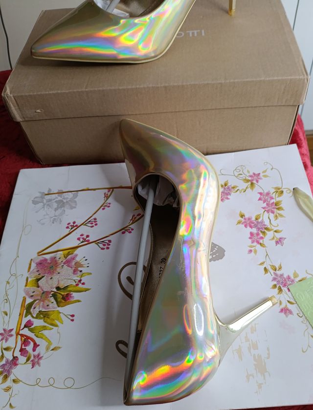 Stilettos dorados efecto tornasol #39