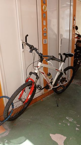 Bicicleta Rockrider blanca y roja