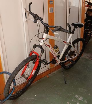 Bicicleta Rockrider blanca y roja