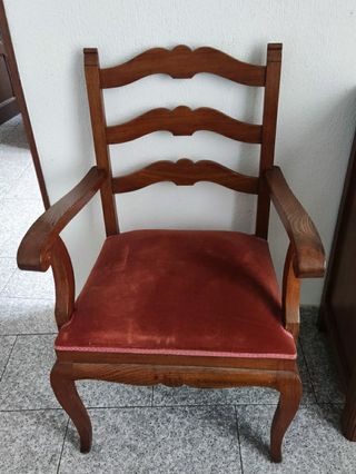 Sillón con brazos.
