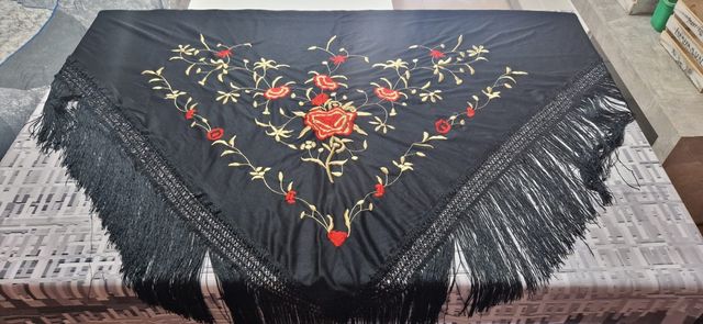2 Mantónes  bordado. Rojo y negro y  otro rosa