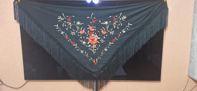 2 Mantónes  bordado. Rojo y negro y  otro rosa