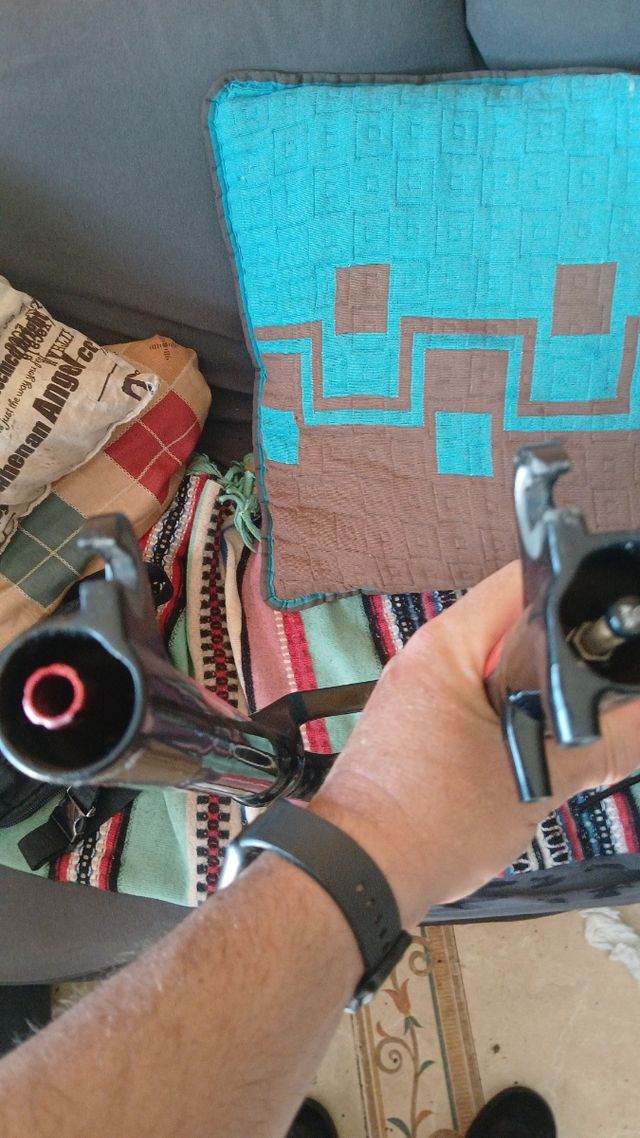 Horquilla RockShox de rebote.