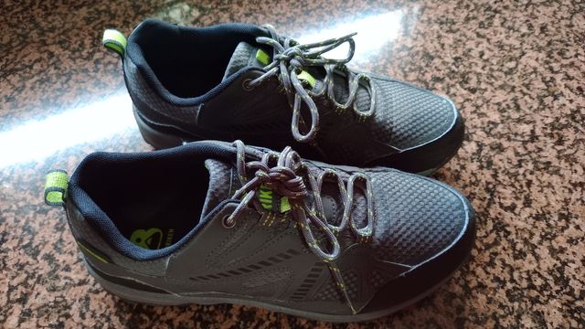 Zapatillas montaña grises hombre