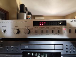 Amplificador AKAI AM-U22 - Gris plata
