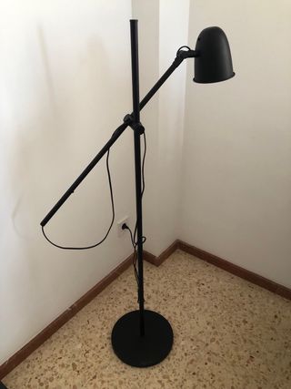 Lámpara pie Ikea negra SKURUP