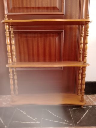 Estantería de madera marrón