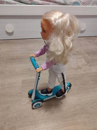 Muñeca Nancy con patinete