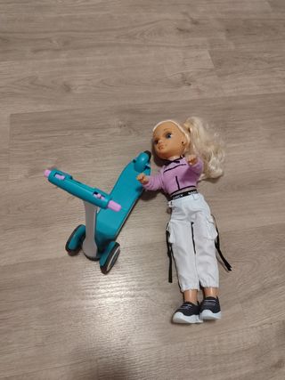 Muñeca Nancy con patinete
