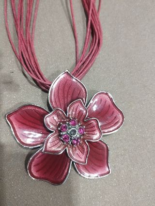Collar flor fucsia de metal