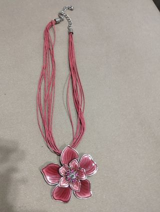 Collar flor fucsia de metal