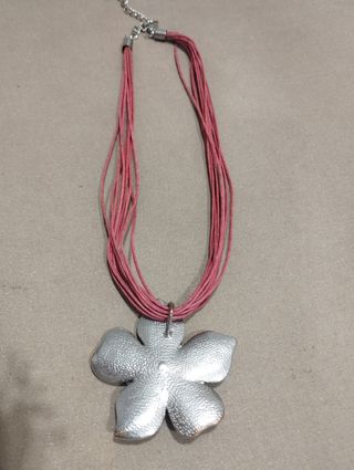 Collar flor fucsia de metal