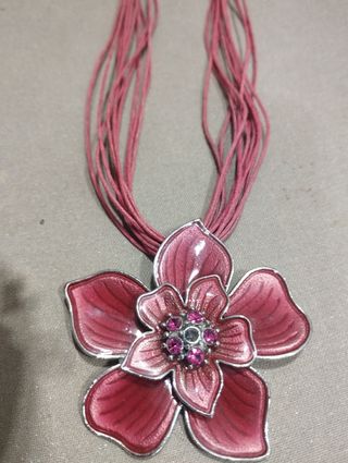 Collar flor fucsia de metal