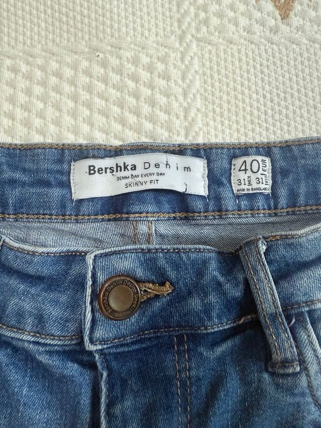 Shorts vaqueros Bershka M