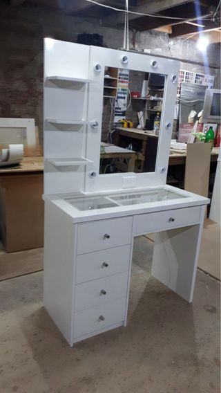 Tocador blanco con espejo