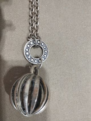 Collar largo de metal con Bola