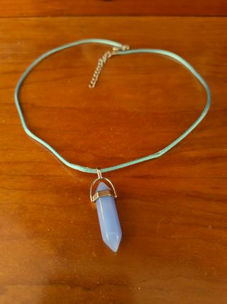 Colgante azul con piedra de resina.