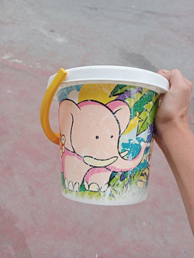 Juguetes playa: cubos, regadera