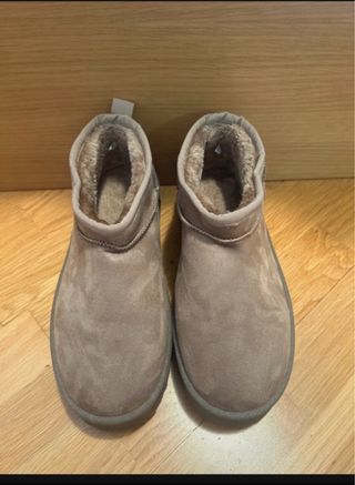 Botas tipo UGG beige
Usadas una vez
Talla 39