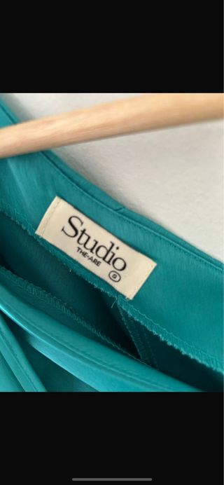 Vestido midi verde esmeralda.