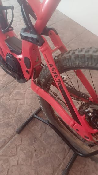 Bicicleta Ghost E-MTB roja