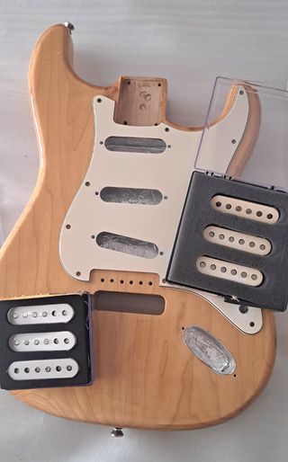 Cuerpo guitarra + golpeador + pastillas