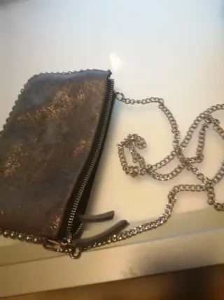 Zapatos negros Home Fashioner y cartetera pequeña