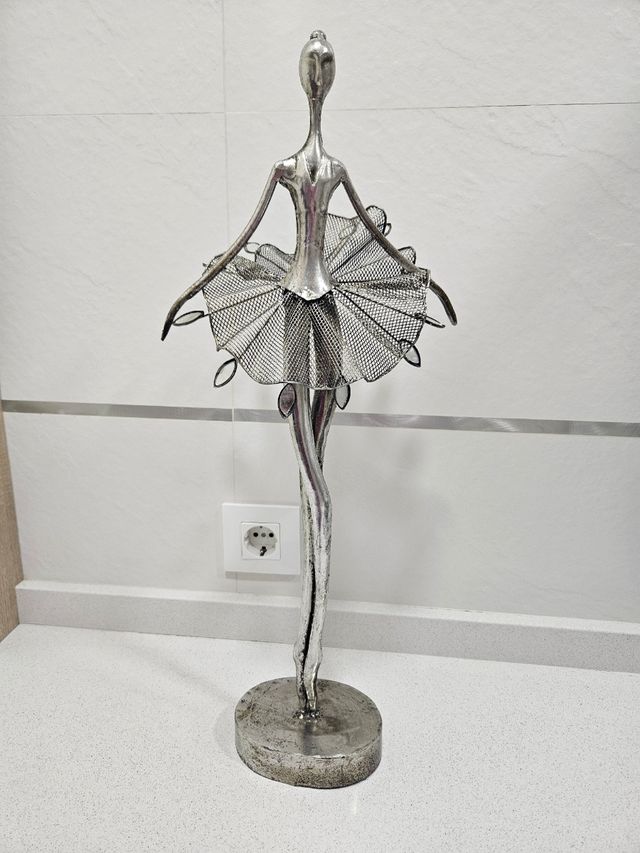 Escultura bailarina metal