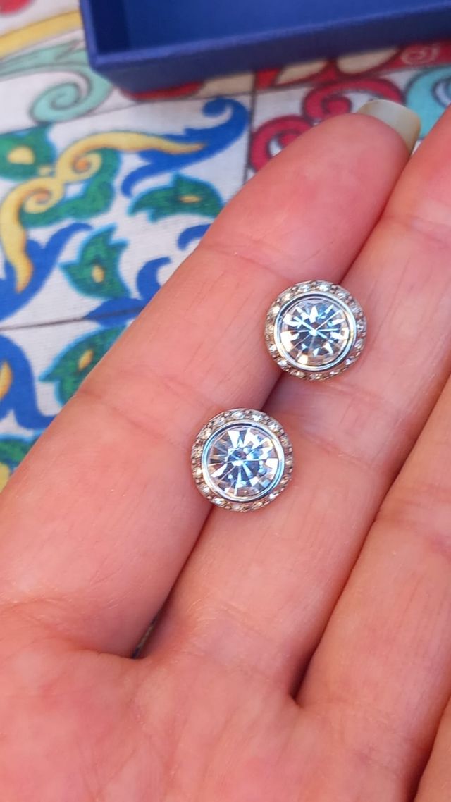 Orecchini con zirconi bianchi