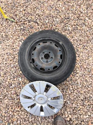 Llantas hierro con tapacubos  Ruedas de repuesto