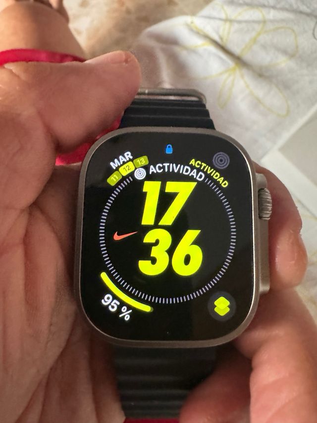 Apple Watch Ultra 2 (49mm) - Negro/Plata