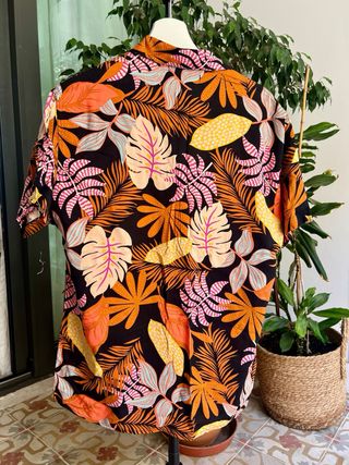 Camisa hawaiana negra y naranja - Talla S