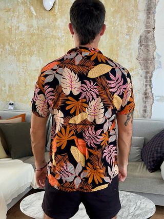 Camisa hawaiana negra y naranja - Talla S